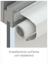Installazione sull'anta con biadesivo